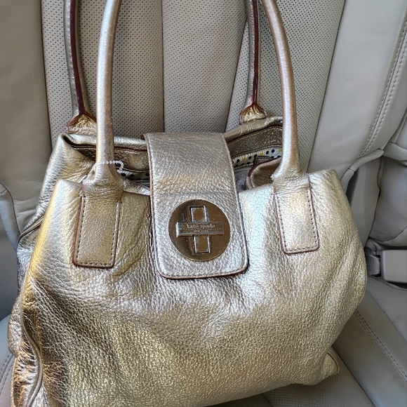 stylish Kate Spade New York Bexley Jessie tote bag features a solid pattern - Picture 8 of 11